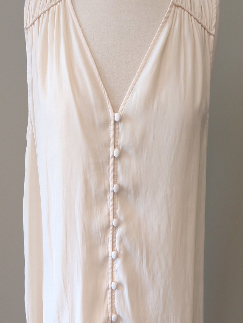 Evereve Cream V-Neck Button-Front Sleeveless Top. Size Large
